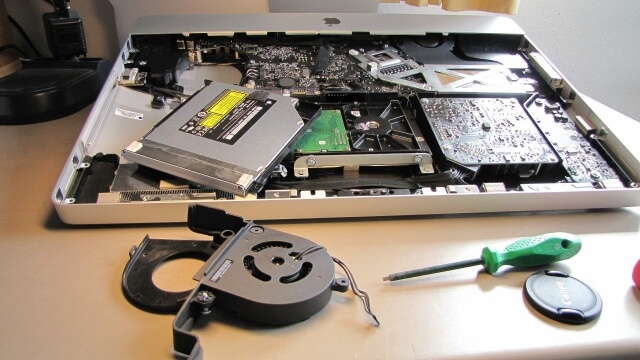membersihkan debu pada komponen bagian dalam laptop
